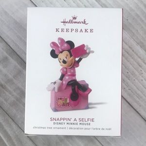 Snappin’ A Selfie - Disney Minnie Mouse